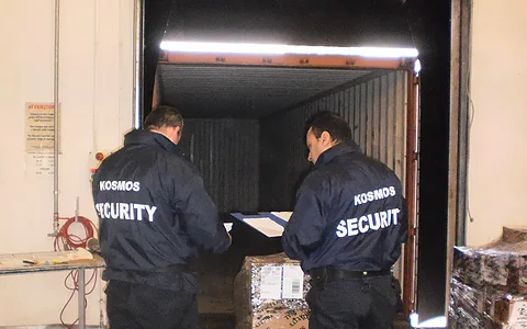 Due operatori Kosmos Security controllano un carico alla baia di un magazzino