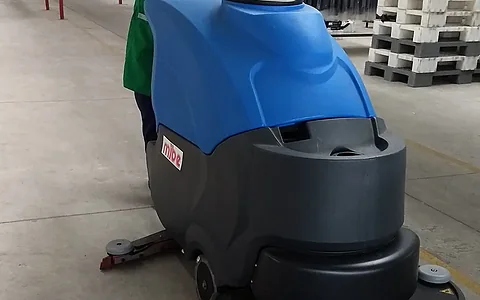 Lavasciuga professionale in una corsia di magazzino, addetta Kosmos al lavoro