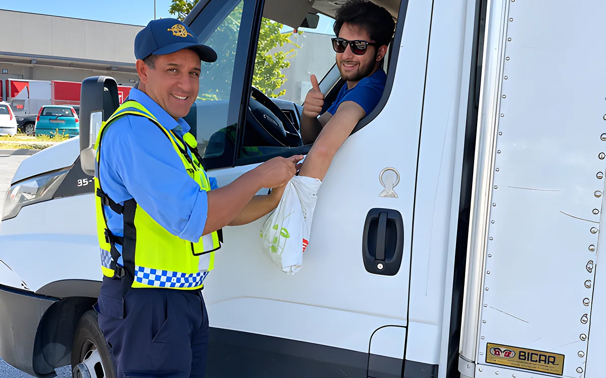 Operatore Kosmos Security al varco di un polo logistico mentre
            gestisce l’accesso di un furgone