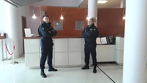Due addetti Kosmos Security in divisa davanti al banco reception di una sede aziendale