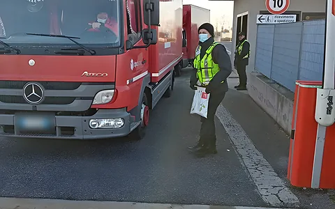 Operatore Kosmos Security alla sbarra di un varco merci con un camion in ingresso